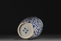 China - A blue-white porcelain vase decorated with dragons, Qing period.