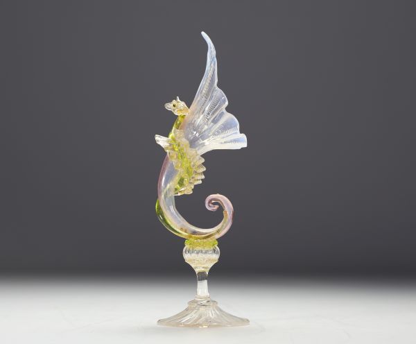 Murano - Vase sur pied en verre soufflé en corne d'abondance enroulée par un dragon.