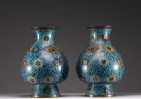 Chine - Paire de vases en bronze en émail cloisonné à décor de lotus et rinceaux, anses formées de têtes de taotie, époque Ming.