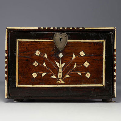 Rare Indo-Portuguese cabinet in wood and bone marquetry, 18th century.