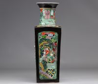 Vase en porcelaine de la Famille noire à décor de personnages du XIXe siècle 