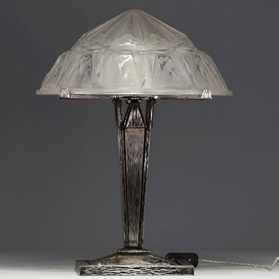 MULLER Frères Lunéville - Lampe de table en verre moulé pressé et sablé à décor stylisé, pied en métal martelé.