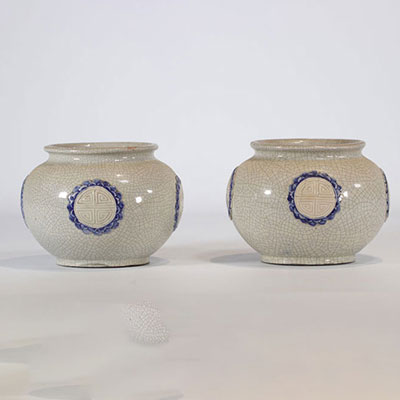 (2) Paire de vases en porcelaine craquelés à décor de cercles bleus probablement provenant de Chine du XIXe siècle