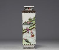 Chine - Vase en porcelaine polychrome à décor de personnage, époque République.