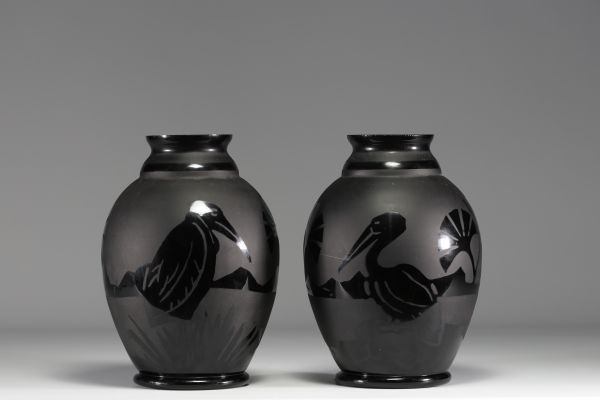 ARTVER - Paul HELLER Paire de vases aux pélicans en verre noir sablé, époque Art Déco.