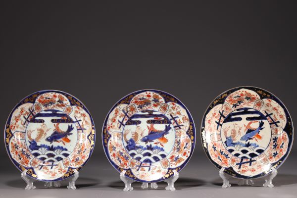 Japon - Ensemble de trois assiettes Imari à décor de carpes.