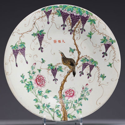 Chine - Grand plat en porcelaine polychrome Dayazhai à décor de glycine et d'un oiseau perché