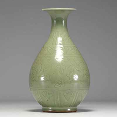Chine - Vase en porcelaine monochrome à décor floral en relief, époque XIXème.