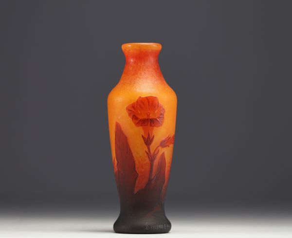 DAUM Nancy - Vase en verre multicouche dégagé à l'acide à décor ciselé à la meule de fleurs. et de feuilles de tabac, signé à la base