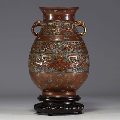 Chine - Vase Hu en porcelaine à imitation des vases archaïques en bronze, anses en tête de chimère, frise à imitation d'émaux cloisonnés sur fond façon bronze, marque sous la pièce.