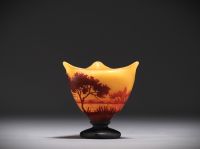 DAUM Nancy - Vase trilobé sur piédouche en verre multicouche orange à décor de paysage, signé.