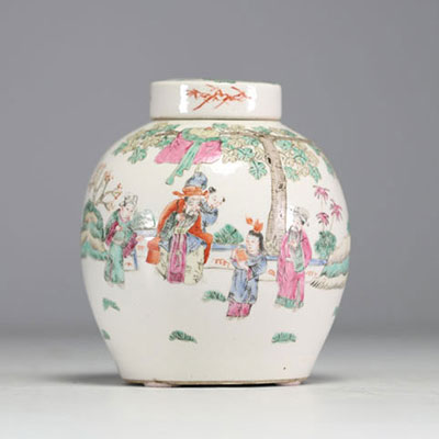 China - Covered pot in pink family polychrome porcelain decorated with a figure, late 19th century.