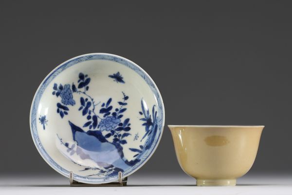 Chine - Bol et assiette en porcelaine blanc bleu à décor floral et glaçure beige extérieure, XVIIIème.