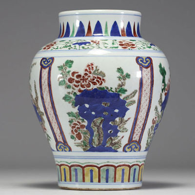 Chine - Vase en porcelaine polychrome à décor floral d'époque XIXème.