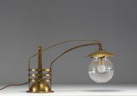 Gustave SERRURIER-BOVY (1858-1910) Rare lampe de table à un bras de lumière en laiton et verre cannelé, étiquette d'origine sous la pièce.