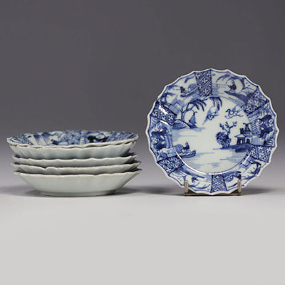 Chine - ensemble de six soucoupes en porcelaine blanche et bleue, époque Kangxi.