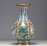 Chine - Vase en émail cloisonné à décor floral.