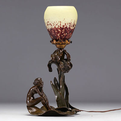 Lampe Art Nouveau en bronze jeune femme et tulipe Schneider