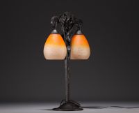 Charles SCHNEIDER (1881-1953) - Lampe de table en verre nuancé, pied en fer forgé à décor de Ginkgo biloba.