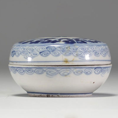 Chine - Petite boite couverte en porcelaine blanc bleu à décor floral, d'époque XVIIIème.