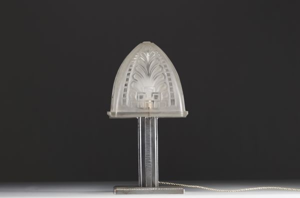 Charles SCHNEIDER (1881-1953) - Lampe de table Art Déco en  verre moulé pressé et piétement en métal martelé, vers 1930.