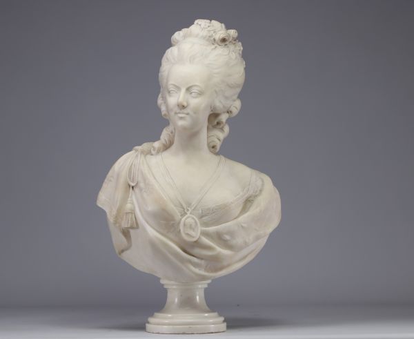 Bust of Marie Antoinette in sculpted marble