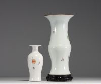 Chine - Ensemble de deux vases en porcelaine polychrome à décor d'oiseaux, vers 1900.