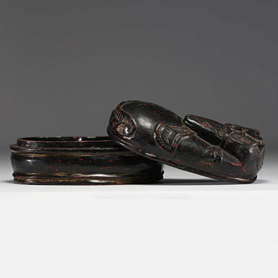 Asie - Boite en bois sculpté et laqué en forme de buffle.