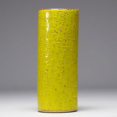 Vase rouleau en céramique vernissée jaune, vers 1950.