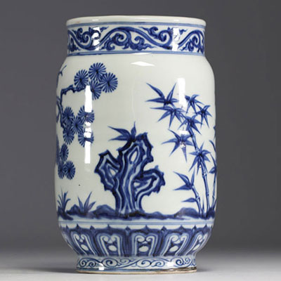 Chine - Vase en porcelaine blanc bleu à décor de bambous et de pins