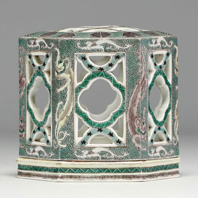 Chine - Brûle parfum en porcelaine famille verte à décor de dragons, époque XIXème.