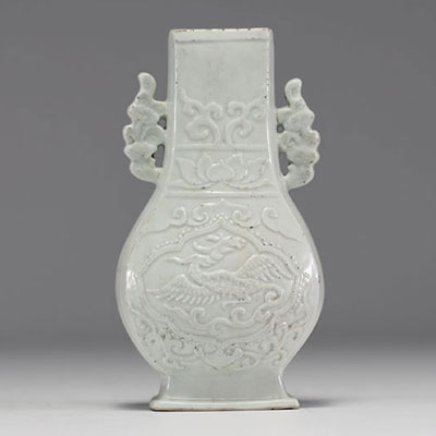 Chine - Vase en porcelaine blanche monochrome à décor de Phénix en relief, dynastie Ming.