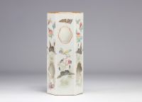 Porcelain hat stand from the Famille Rose with flowers and butterflies from the 19th century