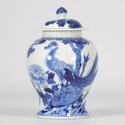 Blue and white vase with birds and flowers from the Chinese Republic period (1912 - 1949)