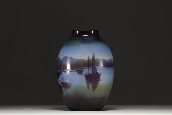 Émile GALLÉ (1846-1904) - Vase en verre multicouche dégagé à l'acide à décor de voiliers dans un dégradé de bleu, signé.