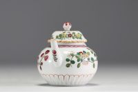 China - Pink family polychrome porcelain teapot with floral decoration, 18th century