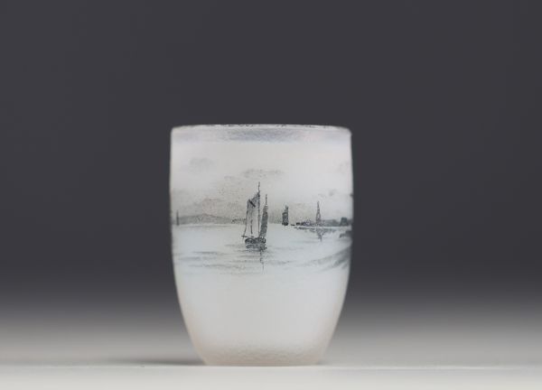 DAUM Nancy - Vase miniature en verre émaillé à décor de marine, signature sous la pièce.