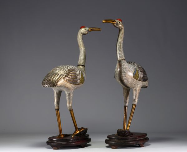 China - Large pair of cranes in cloisonné enamel on a wooden base, 19th century.