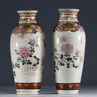 Japon - Paire de vases Satsuma en porcelaine à décor floral et de papillons, époque Meiji.