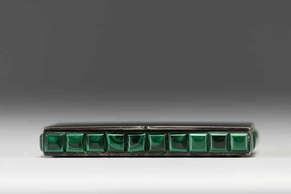 Art Deco snuffbox in enamel and malachite.