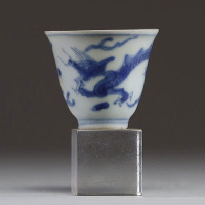 Chine - Petit bol en porcelaine blanc bleu à décor de dragon, dynastie Ming.