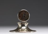 Sterling silver inkwell with tortoiseshell lid, English hallmarks.