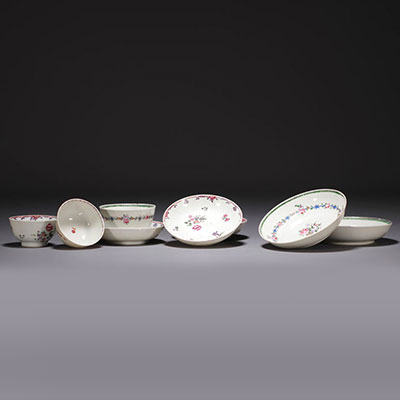 Chine - Ensemble de bols et soucoupes en porcelaine de la famille rose.