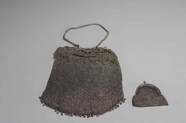 Petit sac bourse ou aumonière et petit porte monnaies en argent, fin XIXème début XXème.