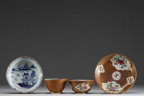 Chine - Paire de bols et assiettes en porcelaine à décor capucin et blanc-bleu, XVIIIème.