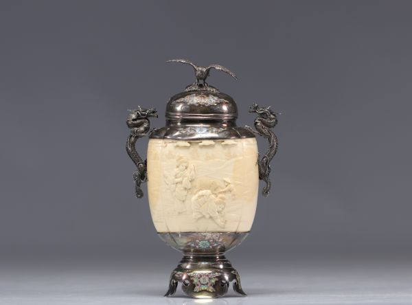 Exceptional Japanese ivory vase with a silver and enamel frame from the Meiji period (明治時代 -1868 - 1912)