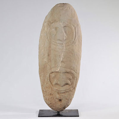 Monolithe anthropomorphe, pierre dure (grès ou granit), patine ancienne provenant de la république du Vanuatu