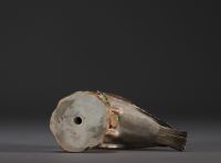 Meissen - Oiseau en porcelaine, marque aux épées sous la pièce.