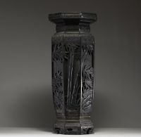 Japon - Imposant vase en ardoise sculptée au riche décor d'un tigre en forêt de bambou. période Meiji