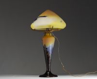 Émile GALLÉ (1846-1904) - Rare lampe champignon en verre multicouche dégagé à l'acide à décor vosgien et aux aigles sur l'abat jour, signée.